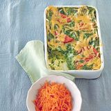 Spinat-Lasagne  Für diese vegetarische Lasagne kommen Spinat, Tomaten und Möhren zum Einsatz. Verfeinert mit Honig und überbacken mit Gouda schmeckt sie super gut. Hier geht's zum Rezept.