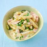 Penne Carbonara  Grün ist angesagt: Wer ein Veggie-Kind zu Hause hat, lässt den Schinken eben weg. Hier geht's zum Rezept.
