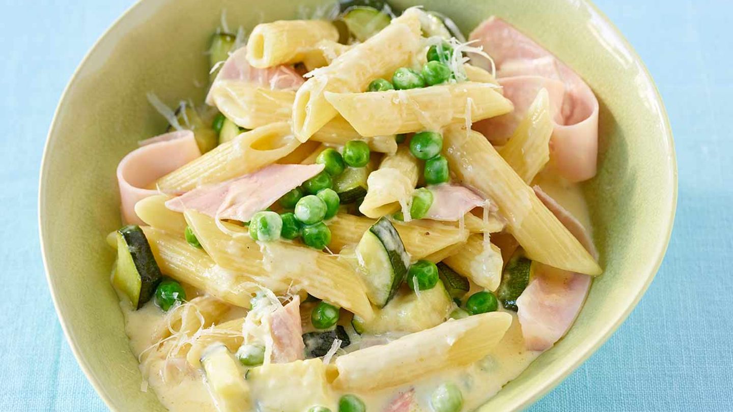 Rezepte von Tim Mälzer: Penne Carbonara Grün ist angesagt: Wer ein Veggie-Kind zu Hause hat, lässt den Schinken eben weg. Hier geht's zum Rezept. Penne Carbonara Grün ist angesagt: Wer ein Veggie-Kind zu Hause hat, lässt den Schinken eben weg. Hier geht's zum Rezept.