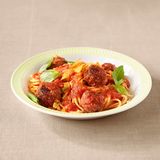 Spaghetti mit Hackbällchen  Der Clou: Statt Parmesan gibt’s Chipsbrösel on top. Das cruncht herrlich und würzt wunderbar. Hier geht's zum Rezept.