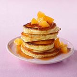 Pancakes mit Aprikosen  Pfannkuchen gehen immer. Erst recht diese saftig-fluffigen Minis. Plus Ahornsirup - echt sweet. Hier geht's zum Rezept.