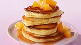 Pancakes mit Aprikosen  Pfannkuchen gehen immer. Erst recht diese saftig-fluffigen Minis. Plus Ahornsirup - echt sweet. Hier geht's zum Rezept.