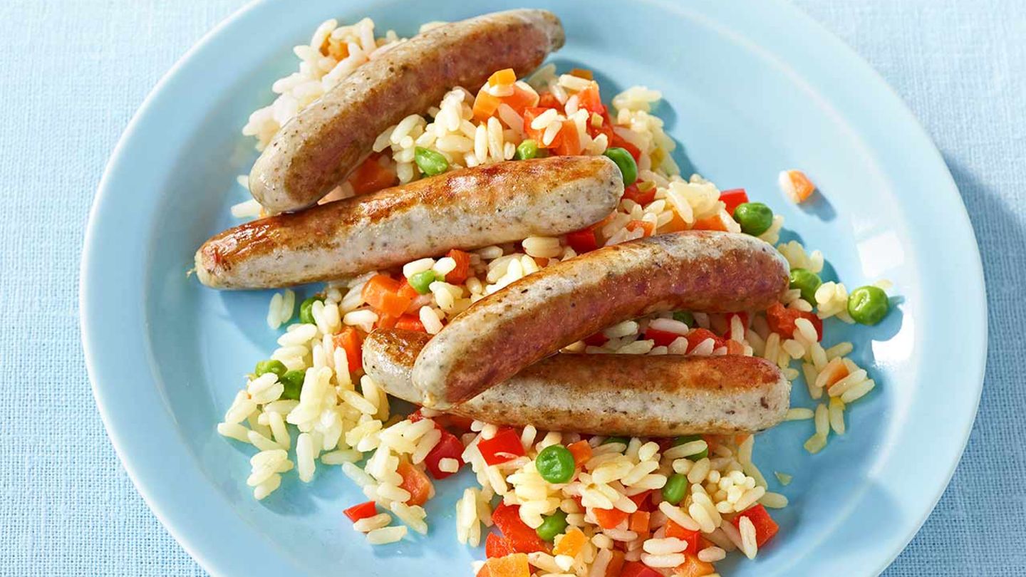 Konfetti-Reis mit Bratwürsten  Wie praktisch: Reis und Gemüse garen zusammen und sorgen quietschbunt für gute Laune. Hier geht's zum Rezept.