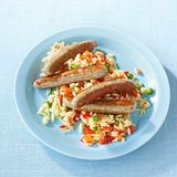 Konfetti-Reis mit Bratwürsten  Wie praktisch: Reis und Gemüse garen zusammen und sorgen quietschbunt für gute Laune. Hier geht's zum Rezept.
