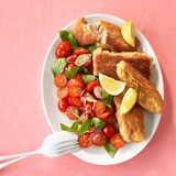 Riesenfischstäbchen mit Tomatensalat  Tomaten gehen immer und Seelachs in Knusperkruste sowieso. Alle Mann an Deck! Hier geht's zum Rezept.