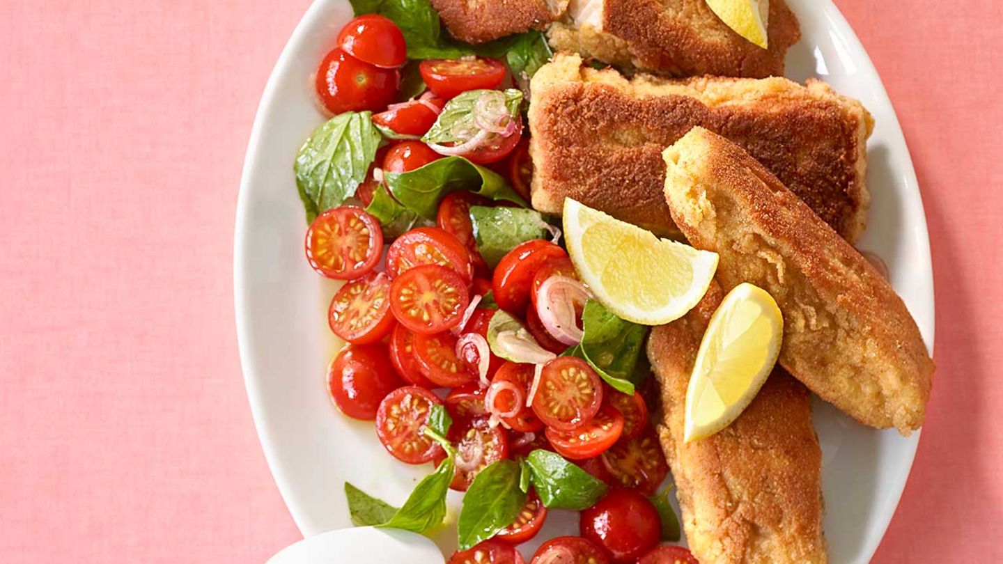 Riesenfischstäbchen mit Tomatensalat  Tomaten gehen immer und Seelachs in Knusperkruste sowieso. Alle Mann an Deck! Hier geht's zum Rezept.