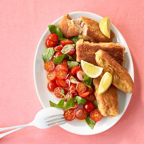 Riesenfischstäbchen mit Tomatensalat  Tomaten gehen immer und Seelachs in Knusperkruste sowieso. Alle Mann an Deck! Hier geht's zum Rezept.