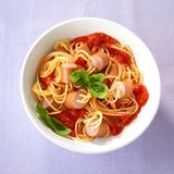 Würstchen-Spaghetti  Juchhu, da ist der Wurm drin. Würstchen und Spaghetti in frisch-fruchtiger Tomatensauce sind der Kinderhit. Hier geht's zum Rezept.