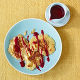 Apfelplätzchen mit Himbeersauce  Süß und saftig wie die erste Liebe, für die man nie zu alt ist. Vernaschen und genießen. Hier geht's zum Rezept.