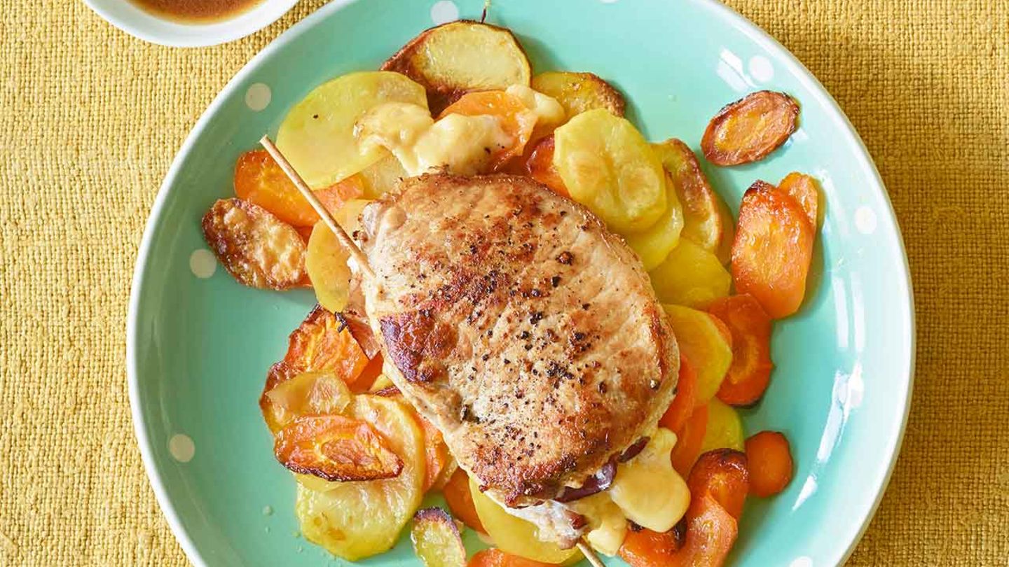 Käseschnitzel mit Möhren-Kartoffeln  Mit Schinken und Käse gefüllt, kommt das Schnitzel ganz groß raus. Hier geht's zum Rezept.