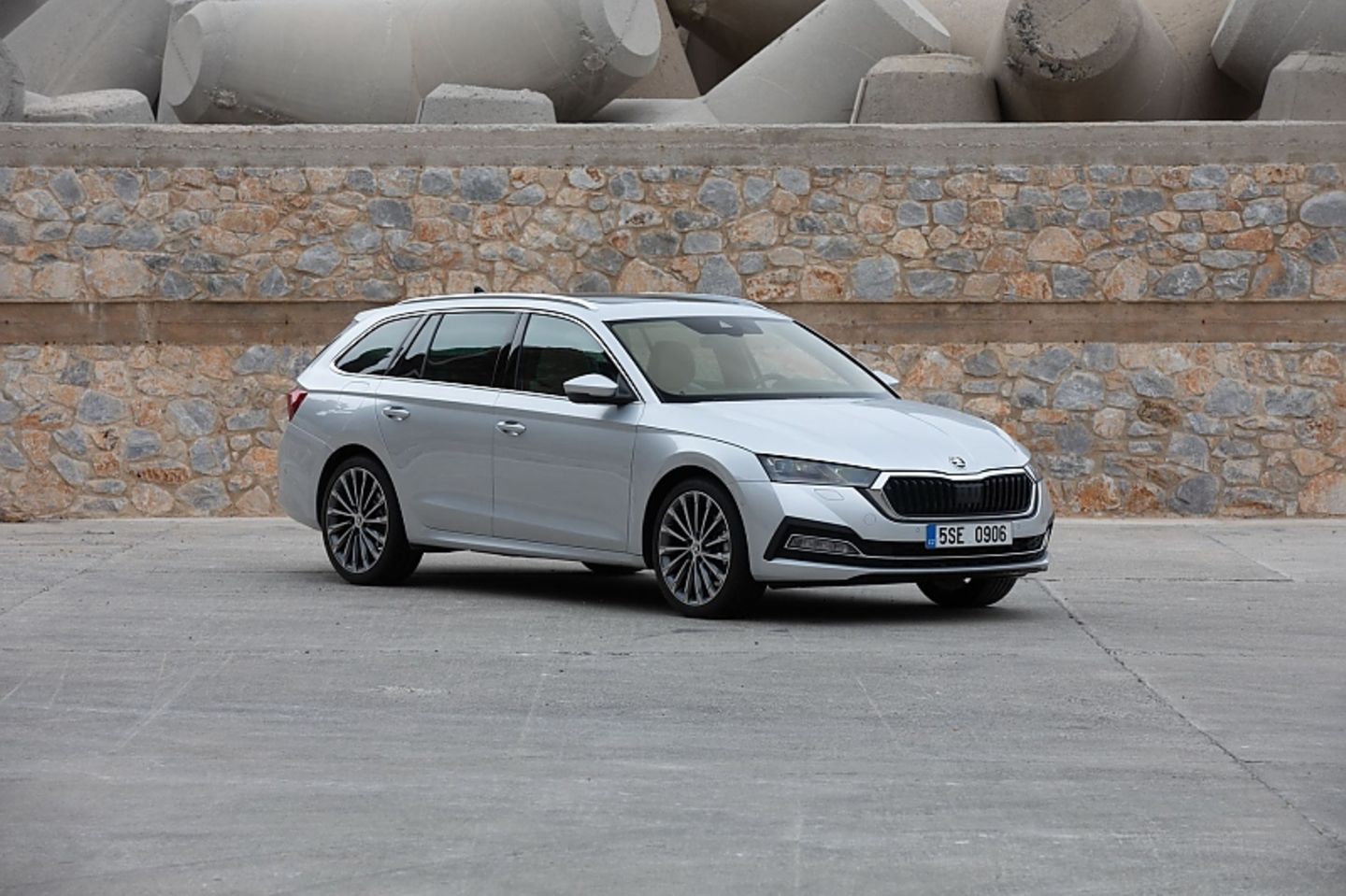 Assistenzsysteme, wie der Side- und Emergency Assist, der adaptive Abstandsassistent (bis zu 210 km/h) der vierten Octavia-Generation Premiere Assistenzsysteme, wie der Side- und Emergency Assist, der adaptive Abstandsassistent (bis zu 210 km/h) der vierten Octavia-Gener