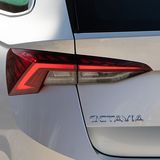 Die Heckleuchten sind betont dreidimensional gehalten