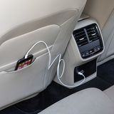 Auch im Fond können die Smartphones geladen werden, allerdings mit einem USB C-Anschluss