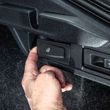 Per "Fernbedienung" klappen die Rücksitzlehnen nach vorne