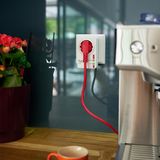 Tatort Haushalt, den Stromfressern auf der Spur  "Das kann doch nicht sein!", dürfte so mancher beim Blick auf die Stromrechnung fassungslos ausrufen. Strommessgeräte helfen beim Aufspüren und Stilllegen der größten Stromfresser im Haushalt. Die digitalen Helfer werden zwischen Gerät und Steckdose gesteckt und zeigen den Energieverbrauch in Kilowattstunden an. Wer zum Ablesen der Werte nicht in Ecken oder unter den Tisch kriechen will, kann zu den etwas teureren WLAN-Messgeräten greifen. Ihre Daten lassen sich am Computer oder Smartphone auslesen und von dort aus zum Beispiel in Verbrauchstabellen abspeichern. Zusätzlicher Nebennutzen: Über die WLAN-Strommesser lassen sich die angeschlossenen Geräte per Smartphone von überall ein- und ausschalten. Einfache Strommessgeräte gibt es ab 15 Euro, die mit Funknetzanbindung sind etwa doppelt so teuer.