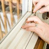 Dichten Sie Fenster und Türen ab  Rund 20 Prozent der Heizenergie geht durch undichte Türen und Fenster nach draußen. Pfeift der Wind hier durch, können sich Mieter schnell und einfach selbst helfen. Dichtungsbänder aus dem Baumarkt kosten nicht viel und sind ohne große Mühe zu montieren. Bei noch originalen Zimmertüren in Altbauten geht die Zugluft häufig durch so große Spaltmaße, dass selbst dicke Klebebanddichtungen die Lücken nicht schließen können. In diesem Fall sollte ein Tischler die Türen und die Zargen fachgerecht aufarbeiten. 