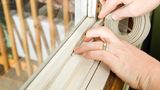 Dichten Sie Fenster und Türen ab  Rund 20 Prozent der Heizenergie geht durch undichte Türen und Fenster nach draußen. Pfeift der Wind hier durch, können sich Mieter schnell und einfach selbst helfen. Dichtungsbänder aus dem Baumarkt kosten nicht viel und sind ohne große Mühe zu montieren. Bei noch originalen Zimmertüren in Altbauten geht die Zugluft häufig durch so große Spaltmaße, dass selbst dicke Klebebanddichtungen die Lücken nicht schließen können. In diesem Fall sollte ein Tischler die Türen und die Zargen fachgerecht aufarbeiten. 