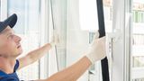 Investieren Sie selbst in die Sanierung  Sollten Sie als Mieter größere Sanierungsmaßnahmen umsetzen wollen, wie beispielsweise den Einbau neuer Fenster, setzen Sie sich mit ihrem Vermieter zusammen und sprechen Sie über mögliche Ausgleichsmaßnahmen. In bestimmten Fällen kann es sich lohnen, wenn Sie in Ihre Mietwohnung oder Ihr Mietshaus selbst investieren. Denkbar wäre zum Beispiel, mit dem Vermieter eine Vereinbarung auszuhandeln, dass man selbst die Kosten trägt, und der Vermieter im Gegenzug in den kommenden Jahren auf eine Mieterhöhung verzichtet. Alle Maßnahmen sollten vertraglich genau festgehalten werden.