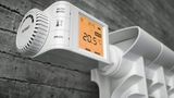 Dumme Heizkörper-Thermostate gegen schlaue austauschen  Analoge Heizkörperthermostate lassen sich ohne großen Aufwand durch digitale Varianten austauschen. Das Display an den Reglern zeigt nicht nur die Temperatur an, sie lassen sich in Stufen von einem halben Grad genau regeln und programmieren. So können die Heizkörper zu festgelegten Zeiten die Temperatur herunterfahren, zum Beispiel wenn man zur Arbeit geht, und sie zum Feierabend wieder hochfahren. Manche Regler erkennen geöffnete Fenster und schalten selbstständig den Heizkörper ab. Gegenüber herkömmlichen Thermostaten lassen sich so durchaus die Heizkosten senken. Investition rund 30 Euro pro Heizkörper. Die alten Regler aber aufbewahren, sie gehören dem Vermieter.