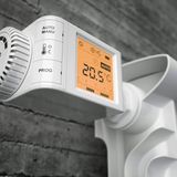 Dumme Heizkörper-Thermostate gegen schlaue austauschen  Analoge Heizkörperthermostate lassen sich ohne großen Aufwand durch digitale Varianten austauschen. Das Display an den Reglern zeigt nicht nur die Temperatur an, sie lassen sich in Stufen von einem halben Grad genau regeln und programmieren. So können die Heizkörper zu festgelegten Zeiten die Temperatur herunterfahren, zum Beispiel wenn man zur Arbeit geht, und sie zum Feierabend wieder hochfahren. Manche Regler erkennen geöffnete Fenster und schalten selbstständig den Heizkörper ab. Gegenüber herkömmlichen Thermostaten lassen sich so durchaus die Heizkosten senken. Investition rund 30 Euro pro Heizkörper. Die alten Regler aber aufbewahren, sie gehören dem Vermieter.