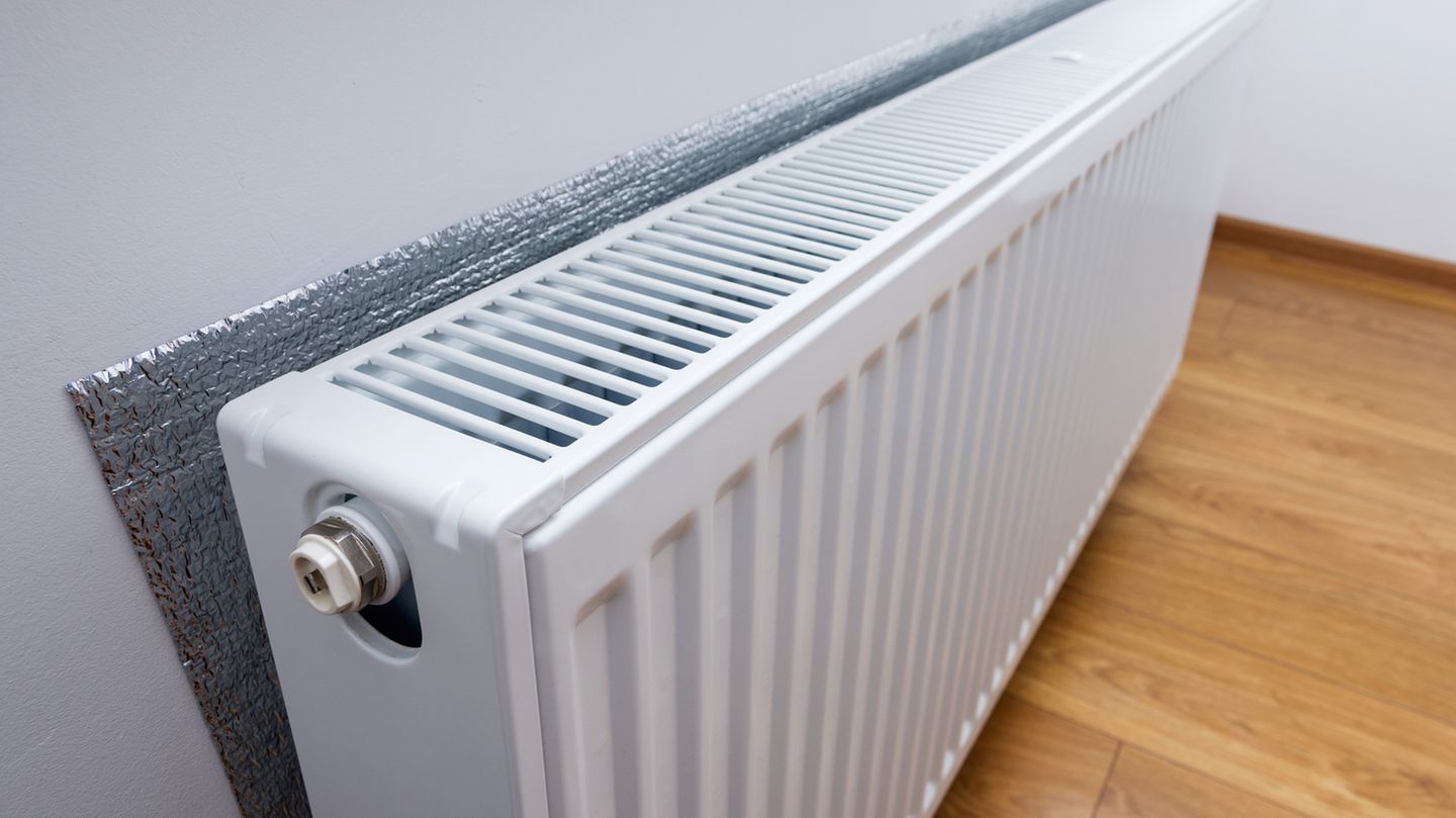 Dämmen, Strom erzeugen, Wechseln: Dämmen Sie Heizkörpernischen Viel Wärmeenergie geht an der Außenwand von Heizkörpernischen verloren. Die Außenwand wird von den Heizkörpern stark erwärmt und gibt diese Wärme nach außen ab. Sollte zwischen Heizkörper und der Außenwand ausreichend Platz vorhanden sein, können Mieter die Wand selbst dämmen. Dafür können hinter den Heizkörpern Dämmstoffplatten angebracht werden, die den Wärmeverlust reduzieren. Dämmplatten sind ebenfalls im Baumarkt erhältlich. Wichtig ist, dass die Platten vollflächig und lückenlos verklebt werden. Ansonsten würde in den Lücken Feuchtigkeit auf der dahinter liegenden kalten Fläche kondensieren, Schimmelbildung wäre die Folge. Wenig bringt hingegen das Abkleben der Wand hinter dem Heizkörper mit sogenannter Reflexionsfolie. Die Folie soll die Heizkörperwärme in den Raum "zurückstrahlen". Der Effekt ist indes gering, da die Hitzeabstrahlung lediglich 20 Prozent der Heizleistung beträgt. Die im Vergleich zu Dämmplatten sehr dünne Schicht isoliert zudem nicht. Sicherheitshalber sollten Mieter diese Maßnahme aber mit dem Vermieter absprechen, vor allem wenn sie zur Montage die Heizkörper abbauen müssen. Dämmen Sie Heizkörpernischen Viel Wärmeenergie geht an der Außenwand von Heizkörpernischen verloren. Die Außenwand wird von den Heizkörpern stark erwärmt und gibt diese Wärme nach außen ab. Sollte zwischen Heizkörper und der Außenwand ausreichend Platz vorhanden sein, können Mieter die Wand selbst dämmen. Dafür können hinter den Heizkörpern Dämmstoffplatten angebracht werden, die den Wärmeverlust reduzieren. Dämmplatten sind ebenfalls im Baumarkt erhältlich. Wichtig ist, dass die Platten vollflächig und lückenlos verklebt werden. Ansonsten würde in den Lücken Feuchtigkeit auf der dahinter liegenden kalten Fläche kondensieren, Schimmelbildung wäre die Folge. Wenig bringt hingegen das Abkleben der Wand hinter dem Heizkörper mit sogenannter Reflexionsfolie. Die Folie soll die Heizkörperwärme in den Raum "zurückstrahlen". Der Effekt ist indes gering, da die Hitzeabstrahlung lediglich 20 Prozent der Heizleistung beträgt. Die im Vergleich zu Dämmplatten sehr dünne Schicht isoliert zudem nicht. Sicherheitshalber sollten Mieter diese Maßnahme aber mit dem Vermieter absprechen, vor allem wenn sie zur Montage die Heizkörper abbauen müssen.