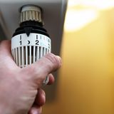 Weniger ist mehr: Richtig Heizen  Temperatur von 24 Grad auf 20 Grad runter! Schon vier Grad weniger bedeuten spürbar niedrigere Heizkosten. 20 Grad entspricht der Stufe 3 am Thermostaten. Pro Stufe kommen drei bis vier Grad dazu. Mit jedem Grad weniger Raumtemperatur sinken die Heizkosten um etwa sechs Prozent.