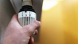 Weniger ist mehr: Richtig Heizen  Temperatur von 24 Grad auf 20 Grad runter! Schon vier Grad weniger bedeuten spürbar niedrigere Heizkosten. 20 Grad entspricht der Stufe 3 am Thermostaten. Pro Stufe kommen drei bis vier Grad dazu. Mit jedem Grad weniger Raumtemperatur sinken die Heizkosten um etwa sechs Prozent.