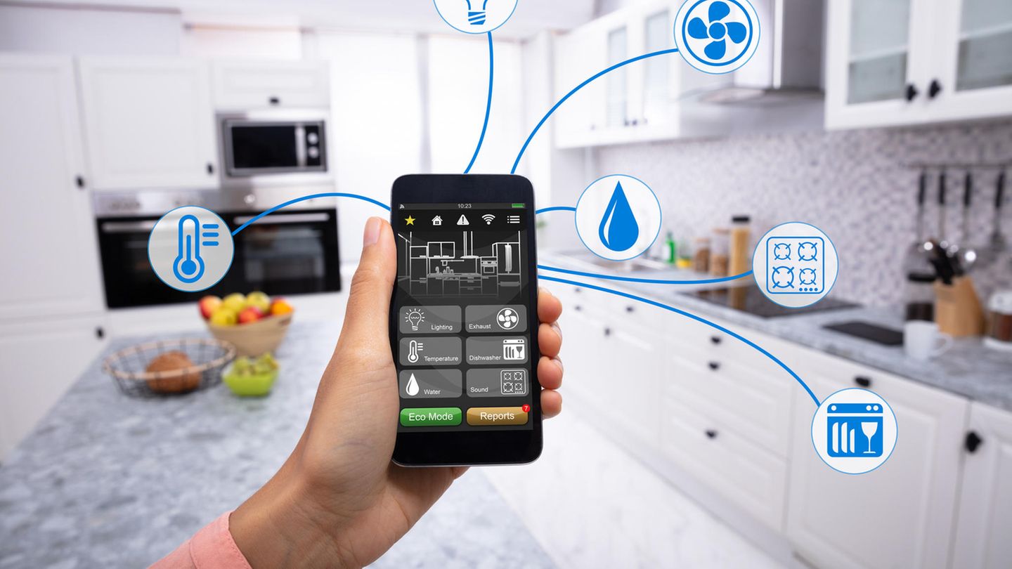 Dämmen, Strom erzeugen, Wechseln: Energiehaushalt mit Smart Home Die Automatisierung der eignen vier Wände kann beim Sparen von Heiz- und Stromkosten helfen. Smart-Home-Systeme bestehen in der Regel aus Heizkörperthermostaten, Steckdosen, Bewegungsmeldern und Tür- sowie Fenstersensoren. Die Geräte werden über eine Steuerzentrale am heimischen Internet-Router gesteuert, wobei die "Fernbedienung" das Smartphone ist. Da die so vernetzten Sensoren miteinander kommunizieren, "weiß" die Heizung, wenn irgendwo ein Fenster oder eine Tür aufsteht und kann im entsprechenden Raum den Heizkörper herunterregeln. Die Bewegungsmelder lassen sich mit dem Licht zusammenschalten. Wird in einem Raum für einen längeren Zeitraum keine Bewegung erkannt, wird das Licht ausgeschaltet – und wieder eingeschaltet, sobald jemand den Raum betritt. Die meisten Smart-Home-Systeme lassen sich heute auch ohne IT-Kenntnisse selbst einrichten. Die Zahl der Anbieter ist mittlerweile recht groß, wobei manche Anbieter sich spezialisiert haben. Gira und Innogy etwa auf Energiesparen, Engardia auf Sicherheit. Wer daheim bereits eine Fritzbox stehen hat, muss sich für die Heizung nur noch die Thermostate von AVM an die Heizung schrauben, die Fritzbox wird dann zum Steuerungsgerät für die "Zentralheizung". Eine Übersicht über Anbieter und Geräte gibt es hier. Energiehaushalt mit Smart Home Die Automatisierung der eignen vier Wände kann beim Sparen von Heiz- und Stromkosten helfen. Smart-Home-Systeme bestehen in der Regel aus Heizkörperthermostaten, Steckdosen, Bewegungsmeldern und Tür- sowie Fenstersensoren. Die Geräte werden über eine Steuerzentrale am heimischen Internet-Router gesteuert, wobei die "Fernbedienung" das Smartphone ist. Da die so vernetzten Sensoren miteinander kommunizieren, "weiß" die Heizung, wenn irgendwo ein Fenster oder eine Tür aufsteht und kann im entsprechenden Raum den Heizkörper herunterregeln. Die Bewegungsmelder lassen sich mit dem Licht zusammenschalten. Wird in einem Raum für einen längeren Zeitraum keine Bewegung erkannt, wird das Licht ausgeschaltet – und wieder eingeschaltet, sobald jemand den Raum betritt. Die meisten Smart-Home-Systeme lassen sich heute auch ohne IT-Kenntnisse selbst einrichten. Die Zahl der Anbieter ist mittlerweile recht groß, wobei manche Anbieter sich spezialisiert haben. Gira und Innogy etwa auf Energiesparen, Engardia auf Sicherheit. Wer daheim bereits eine Fritzbox stehen hat, muss sich für die Heizung nur noch die Thermostate von AVM an die Heizung schrauben, die Fritzbox wird dann zum Steuerungsgerät für die "Zentralheizung". Eine Übersicht über Anbieter und Geräte gibt es hier.