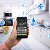 Energiehaushalt mit Smart Home  Die Automatisierung der eignen vier Wände kann beim Sparen von Heiz- und Stromkosten helfen. Smart-Home-Systeme bestehen in der Regel aus Heizkörperthermostaten, Steckdosen, Bewegungsmeldern und Tür- sowie Fenstersensoren. Die Geräte werden über eine Steuerzentrale am heimischen Internet-Router gesteuert, wobei die "Fernbedienung" das Smartphone ist. Da die so vernetzten Sensoren miteinander kommunizieren, "weiß" die Heizung, wenn irgendwo ein Fenster oder eine Tür aufsteht und kann im entsprechenden Raum den Heizkörper herunterregeln. Die Bewegungsmelder lassen sich mit dem Licht zusammenschalten. Wird in einem Raum für einen längeren Zeitraum keine Bewegung erkannt, wird das Licht ausgeschaltet – und wieder eingeschaltet, sobald jemand den Raum betritt.  Die meisten Smart-Home-Systeme lassen sich heute auch ohne IT-Kenntnisse selbst einrichten.  Die Zahl der Anbieter ist mittlerweile recht groß, wobei manche Anbieter sich spezialisiert haben. Gira und Innogy etwa auf Energiesparen, Engardia auf Sicherheit. Wer daheim bereits eine Fritzbox stehen hat, muss sich für die Heizung nur noch die Thermostate von AVM an die Heizung schrauben, die Fritzbox wird dann zum Steuerungsgerät für die "Zentralheizung". Eine Übersicht über Anbieter und Geräte gibt es hier.  