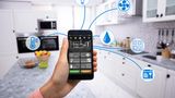 Energiehaushalt mit Smart Home  Die Automatisierung der eignen vier Wände kann beim Sparen von Heiz- und Stromkosten helfen. Smart-Home-Systeme bestehen in der Regel aus Heizkörperthermostaten, Steckdosen, Bewegungsmeldern und Tür- sowie Fenstersensoren. Die Geräte werden über eine Steuerzentrale am heimischen Internet-Router gesteuert, wobei die "Fernbedienung" das Smartphone ist. Da die so vernetzten Sensoren miteinander kommunizieren, "weiß" die Heizung, wenn irgendwo ein Fenster oder eine Tür aufsteht und kann im entsprechenden Raum den Heizkörper herunterregeln. Die Bewegungsmelder lassen sich mit dem Licht zusammenschalten. Wird in einem Raum für einen längeren Zeitraum keine Bewegung erkannt, wird das Licht ausgeschaltet – und wieder eingeschaltet, sobald jemand den Raum betritt.  Die meisten Smart-Home-Systeme lassen sich heute auch ohne IT-Kenntnisse selbst einrichten.  Die Zahl der Anbieter ist mittlerweile recht groß, wobei manche Anbieter sich spezialisiert haben. Gira und Innogy etwa auf Energiesparen, Engardia auf Sicherheit. Wer daheim bereits eine Fritzbox stehen hat, muss sich für die Heizung nur noch die Thermostate von AVM an die Heizung schrauben, die Fritzbox wird dann zum Steuerungsgerät für die "Zentralheizung". Eine Übersicht über Anbieter und Geräte gibt es hier.  