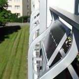 Als Mieter seinen Strom selbst erzeugen   Seinen Strom selbst zu erzeugen, ist auch als Mieter möglich. Drei Dinge sind hierfür notwendig: ein Balkon oder eine Terrasse, das Einverständnis des Vermieters und eine Stecker-Solaranlage. Diese Art der Photovoltaiksysteme produziert Strom für den Eigenbedarf und ist nicht für das Einspeisen der Energie in das Stromnetz geeignet. Die Steckeranlage wird über einen Spezialstecker an den heimischen Stromzähler angeschlossen. Produziert de Anlage Strom, dreht sich der Zähler langsamer und es wird weniger Energie vom Stromversorger bezogen. Seit die Energiepreise durch die Decke schießen, verzeichnen die Anbieter einen wahren Ansturm auf die Balkonkraftwerke.  Umfassende Informationen , auch zu den rechtlichen Fragen, haben die Verbraucherzentralen zusammengestellt.