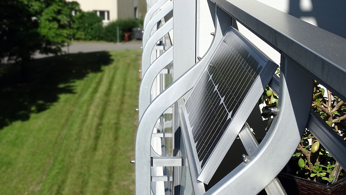 Als Mieter seinen Strom selbst erzeugen   Seinen Strom selbst zu erzeugen, ist auch als Mieter möglich. Drei Dinge sind hierfür notwendig: ein Balkon oder eine Terrasse, das Einverständnis des Vermieters und eine Stecker-Solaranlage. Diese Art der Photovoltaiksysteme produziert Strom für den Eigenbedarf und ist nicht für das Einspeisen der Energie in das Stromnetz geeignet. Die Steckeranlage wird über einen Spezialstecker an den heimischen Stromzähler angeschlossen. Produziert de Anlage Strom, dreht sich der Zähler langsamer und es wird weniger Energie vom Stromversorger bezogen. Seit die Energiepreise durch die Decke schießen, verzeichnen die Anbieter einen wahren Ansturm auf die Balkonkraftwerke.  Umfassende Informationen , auch zu den rechtlichen Fragen, haben die Verbraucherzentralen zusammengestellt.