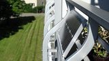 Als Mieter seinen Strom selbst erzeugen   Seinen Strom selbst zu erzeugen, ist auch als Mieter möglich. Drei Dinge sind hierfür notwendig: ein Balkon oder eine Terrasse, das Einverständnis des Vermieters und eine Stecker-Solaranlage. Diese Art der Photovoltaiksysteme produziert Strom für den Eigenbedarf und ist nicht für das Einspeisen der Energie in das Stromnetz geeignet. Die Steckeranlage wird über einen Spezialstecker an den heimischen Stromzähler angeschlossen. Produziert de Anlage Strom, dreht sich der Zähler langsamer und es wird weniger Energie vom Stromversorger bezogen. Seit die Energiepreise durch die Decke schießen, verzeichnen die Anbieter einen wahren Ansturm auf die Balkonkraftwerke.  Umfassende Informationen , auch zu den rechtlichen Fragen, haben die Verbraucherzentralen zusammengestellt.