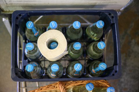 Eine Rolle Klopapier liegt auf einer Kiste mit leeren Wasserflaschen