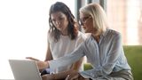 Frauen besprechen etwas am Laptop