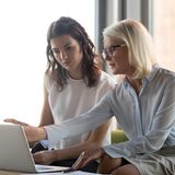 Frauen besprechen etwas am Laptop