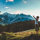 Frau steht vor Bergen