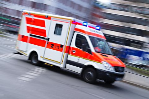 Coronavirus: Ein Krankenwagen fährt mit Blaulicht auf der Straße