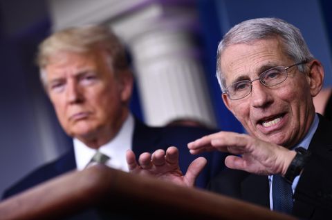 Anthony Fauci auf einer Pressekonferenz zur Coronakrise mit US-Präsident Donald Trump in Washington