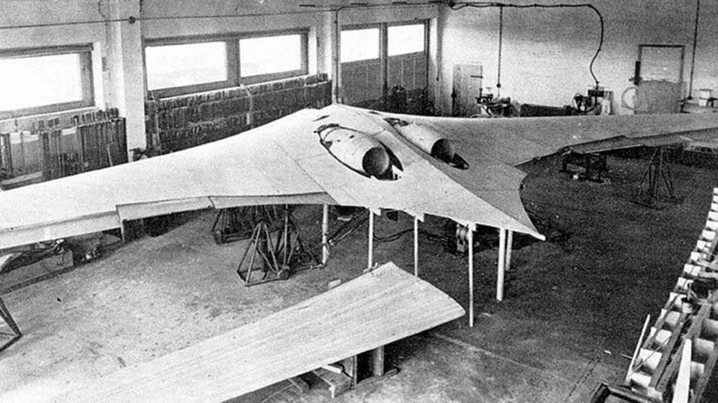 Eine Horten Ho 229 in einer Halle in Gotha.