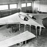 Eine Horten Ho 229 in einer Halle in Gotha.