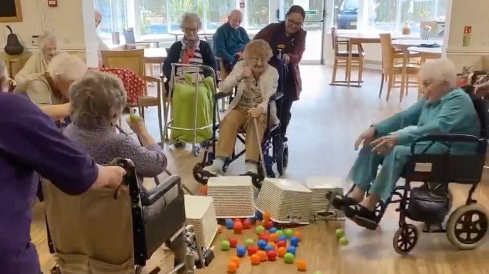 Im Bryn Celyn Care Home in Wales spielen Bewohner eine lustige Variante des Brettspiels "Hungry Hungry Hippos".