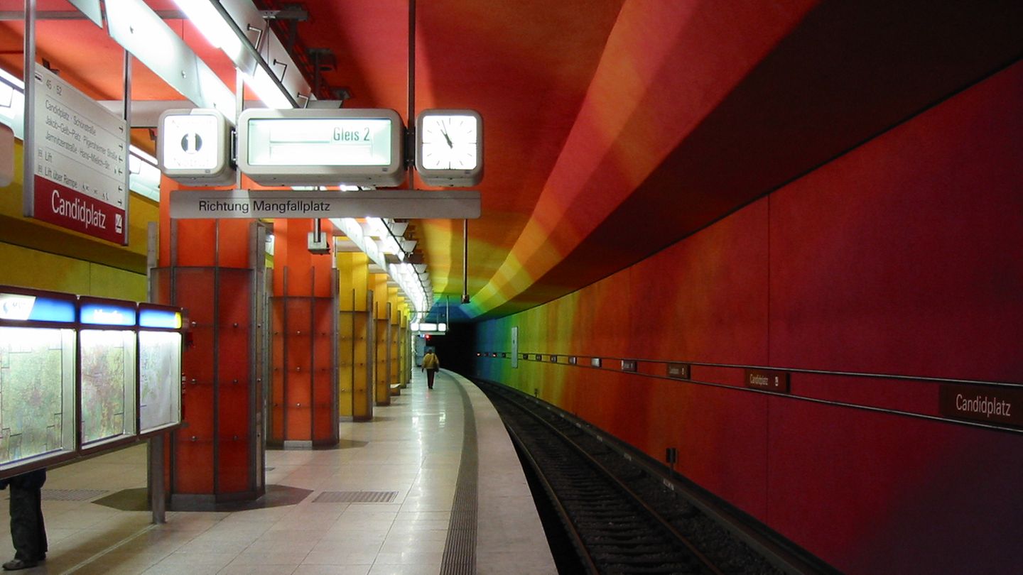 Ein leerer U-Bahnhof in München