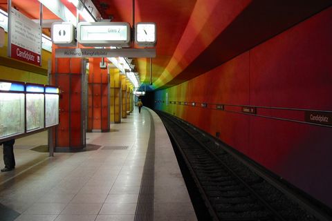 Ein leerer U-Bahnhof in München