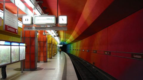 Ein leerer U-Bahnhof in München