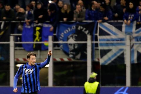 Hans Hateboer von Atalanta Bergamo jubelt über das 1:0 gegen Valencia, die Fans stehen auf den Tribünen dichtgedrängt
