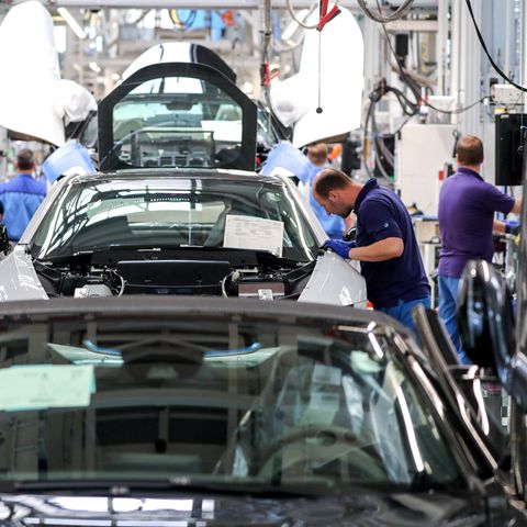 Mitarbeiter im BMW-Werk Leipzig arbeiten in der Montage des i8.
