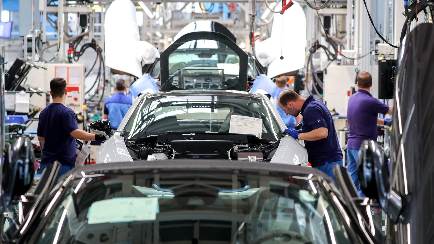 Mitarbeiter im BMW-Werk Leipzig arbeiten in der Montage des i8.
