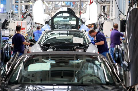 Mitarbeiter im BMW-Werk Leipzig arbeiten in der Montage des i8.