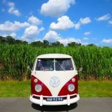 Darf auf einer Oldtimerveranstaltung nicht fehlen: ein VW Bus T1.